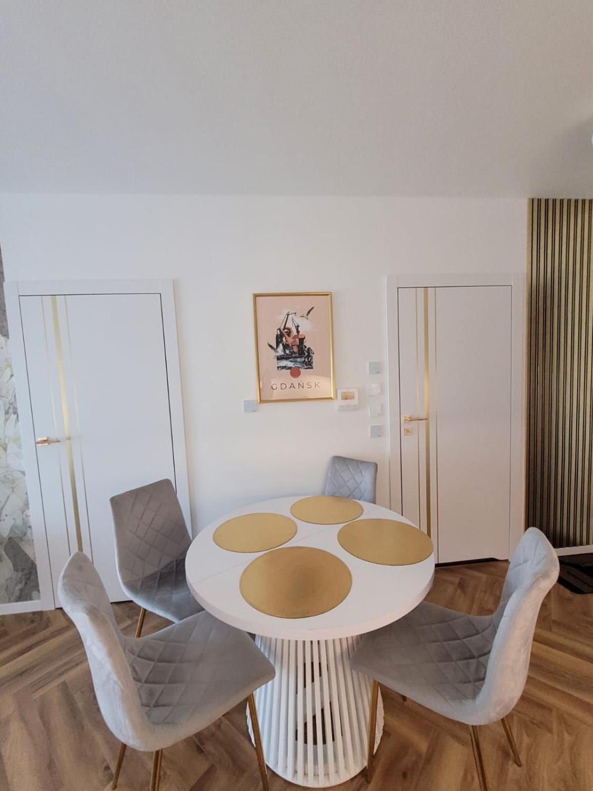 Golden River Apartament *